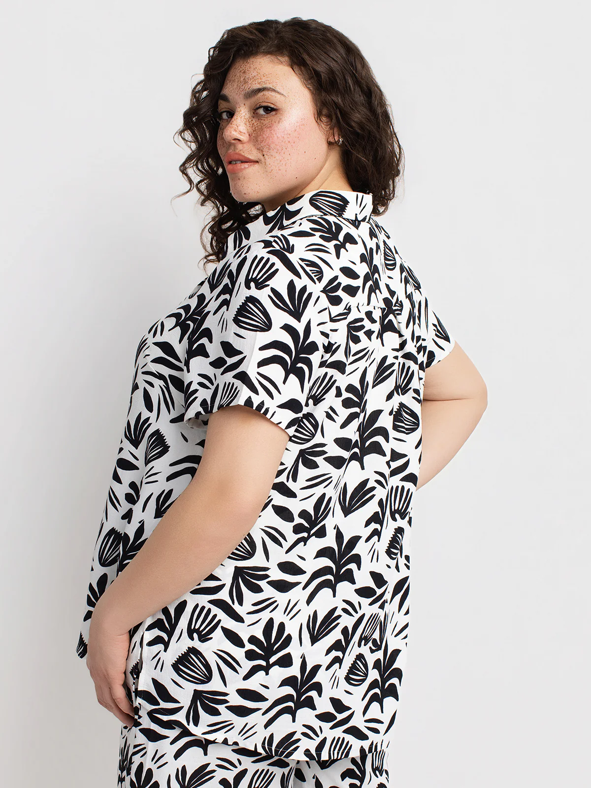 Blouse ample à manches courtes avec boutons - Image 4