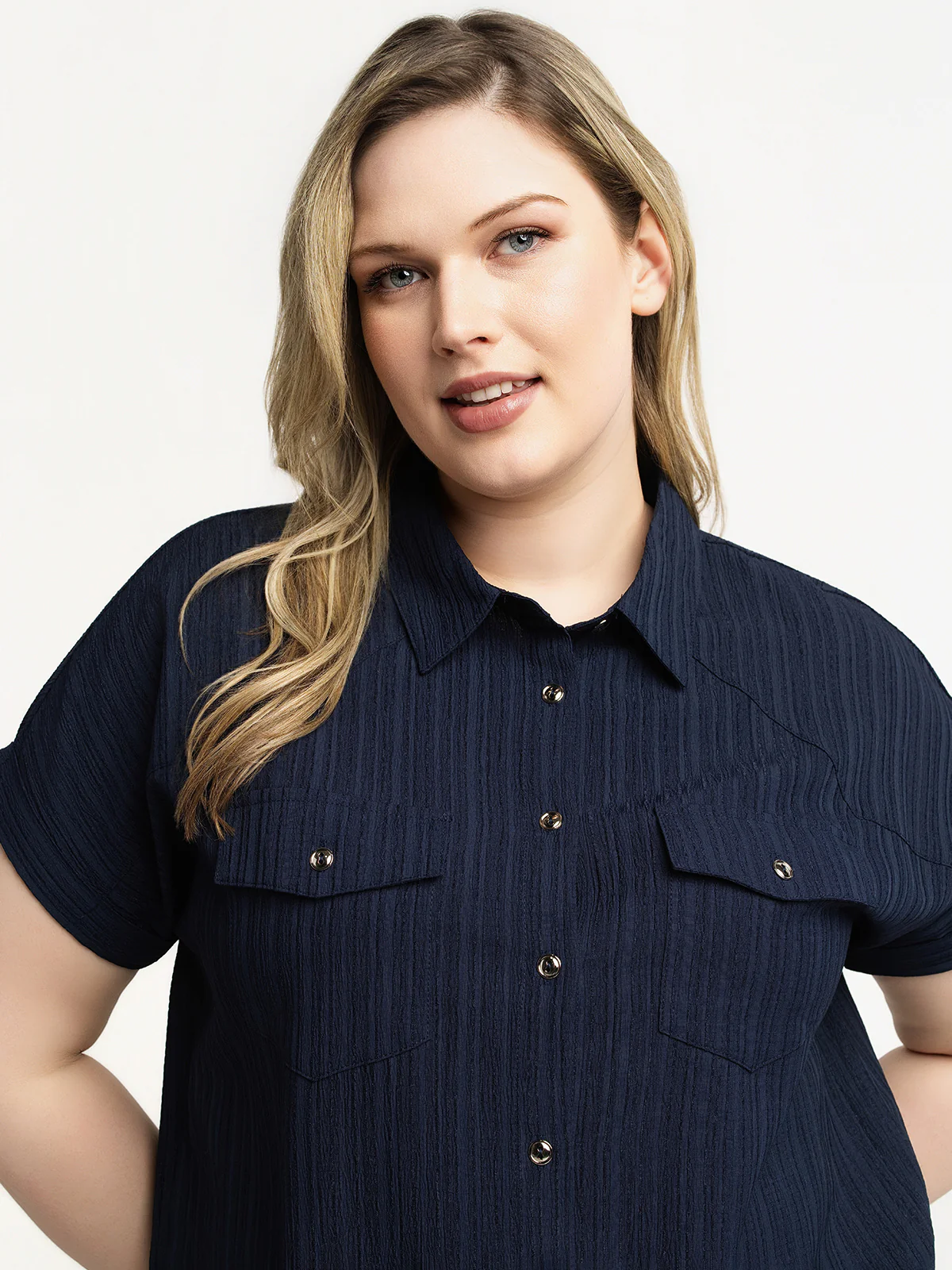 Blouse ample à manches courtes avec boutons - Image 14